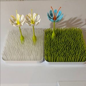 Two boon drying racks with three flowers